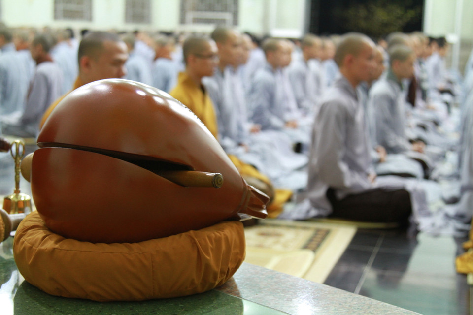 Thời khóa tu tập chính thức bắt đầu từ 4 giờ 20 phút. (Ảnh: Xuân Mai/Vietnam+)