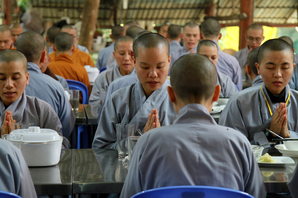 Đại chúng tề tựu, ngồi thẳng chắp tay tụng bài tán hương. (Ảnh: Xuân Mai/Vietnam+)