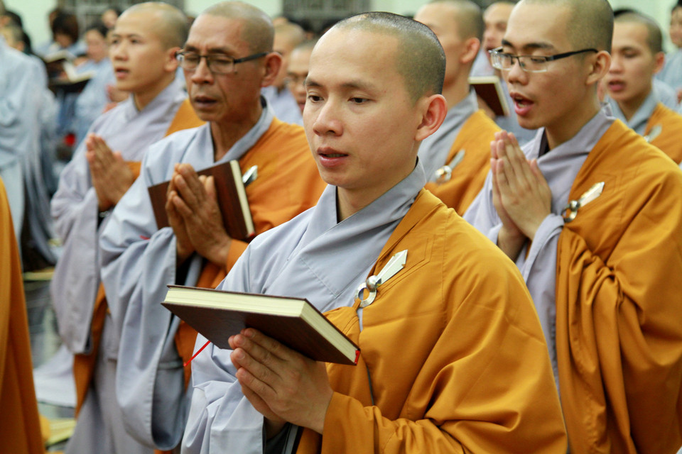 Các tăng, ni 'hát' Kinh... (Ảnh: Xuân Mai/Vietnam+)