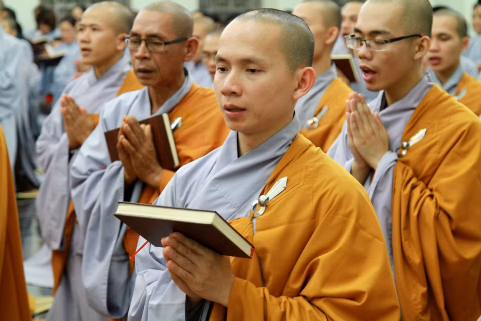 Các tăng, ni 'hát' Kinh... (Ảnh: Xuân Mai/Vietnam+)