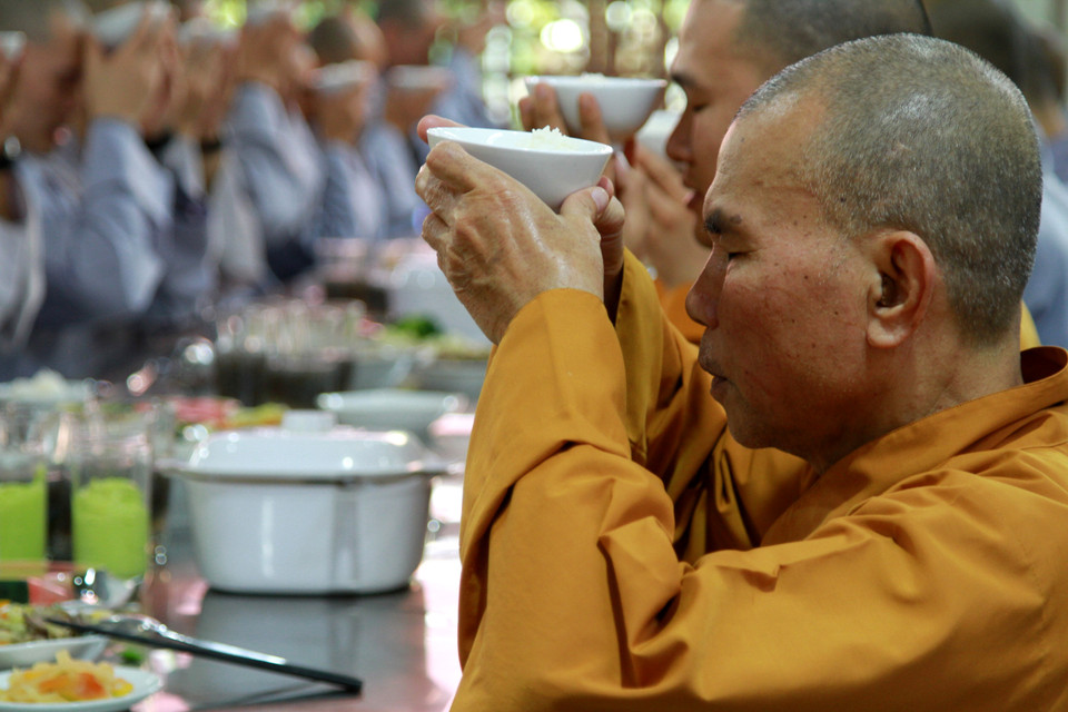 Nghi thức cúng dường. (Ảnh: Xuân Mai/Vietnam+)