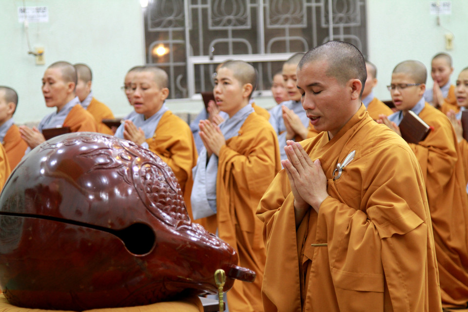 Sư thầy Tấn Khoan chủ lễ niệm chú. (Ảnh: Xuân Mai/Vietnam+)