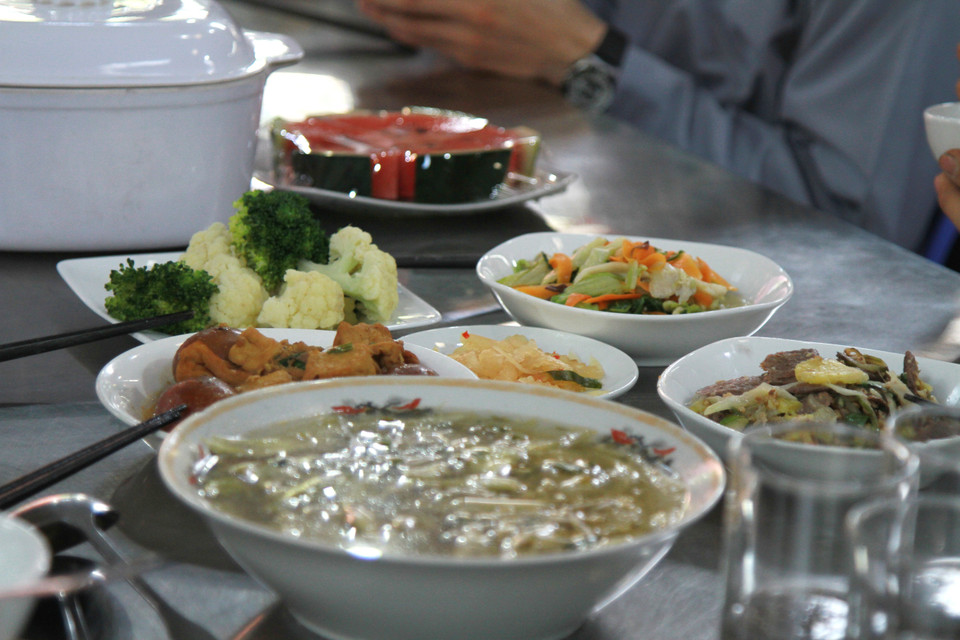 6 giờ 30 đến 7 giờ 30 các quý sư thầy, sư cô cùng điểm tâm sáng sau đó lao tác tới khoảng 11 giờ. (Ảnh: Xuân Mai/Vietnam+)