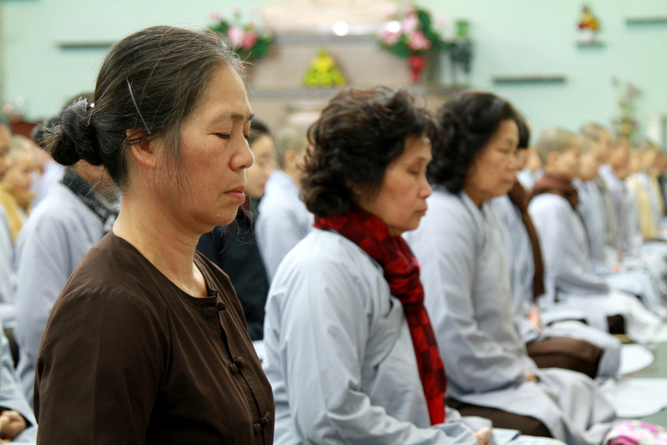 Các Phật tử cũng tham gia tọa thiền. (Ảnh: Xuân Mai/Vietnam+)