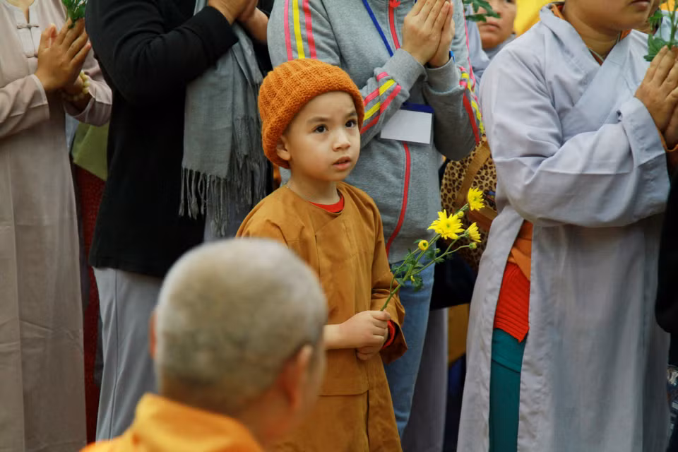 Phật tử nhí này đã ăn ở trong chùa cùng mẹ suốt ba ngày Đại lễ. (Ảnh: Xuân Mai/Vietnam+)