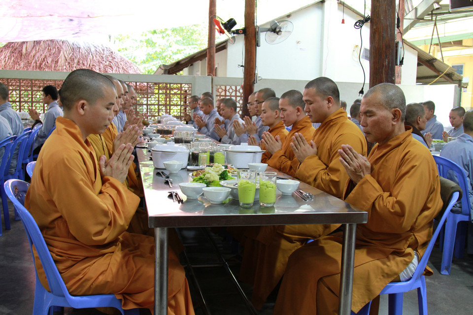 11 giờ 10 các quý sư thầy, sư cô cùng thọ trai. Đây là nghi thức quan trọng nhất trong ngày của các tăng, ni. (Ảnh: Xuân Mai/Vietnam+)