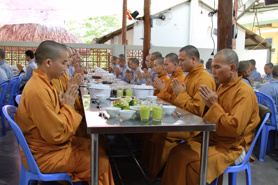 11 giờ 10 các quý sư thầy, sư cô cùng thọ trai. Đây là nghi thức quan trọng nhất trong ngày của các tăng, ni. (Ảnh: Xuân Mai/Vietnam+)