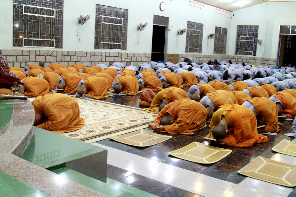 Đảnh lễ tam bảo. (Ảnh: Xuân Mai/Vietnam+)