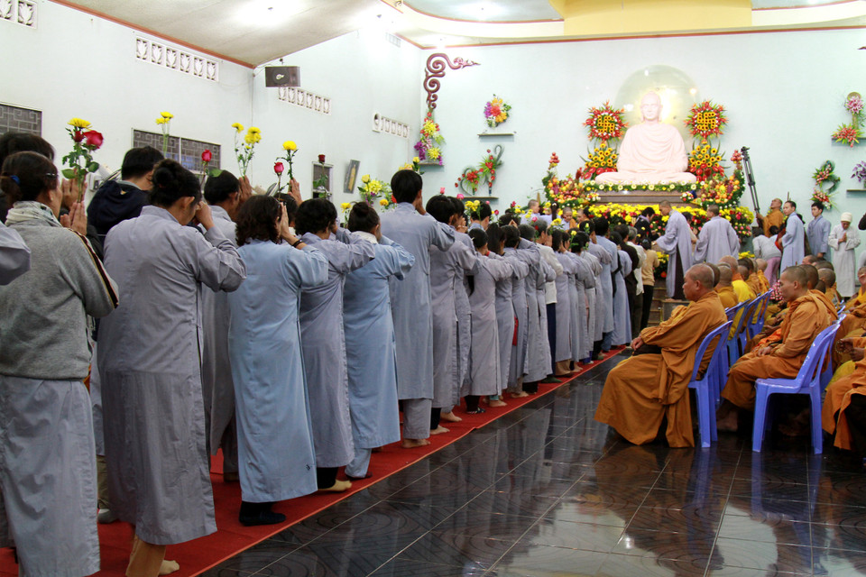 Dòng Phật tử 'chảy' dài hơn 2 tiếng đồng hồ. (Ảnh: Xuân Mai/Vietnam+)