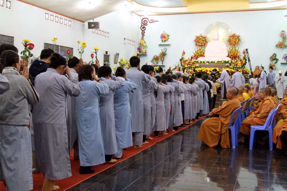 Dòng Phật tử 'chảy' dài hơn 2 tiếng đồng hồ. (Ảnh: Xuân Mai/Vietnam+)