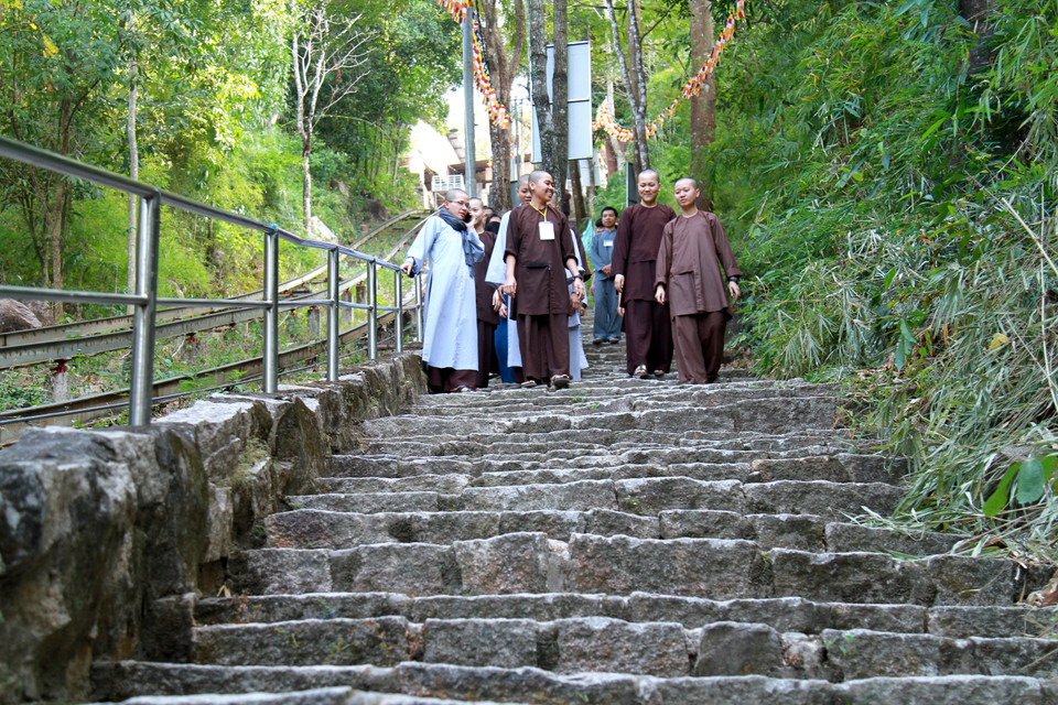 Các ni hoan hỉ ra cổng đón Sư Phụ ở xa về. (Ảnh: Xuân Mai/Vietnam+)