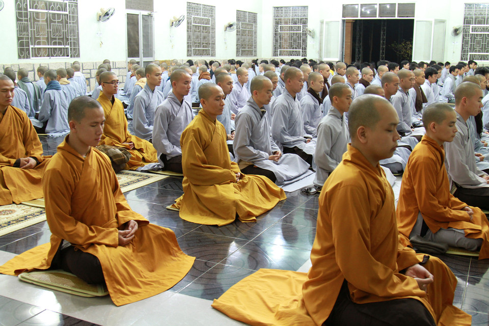 Các tăng, ni cùng tọa thiền trong vòng 1 tiếng. (Ảnh: Xuân Mai/Vietnam+)