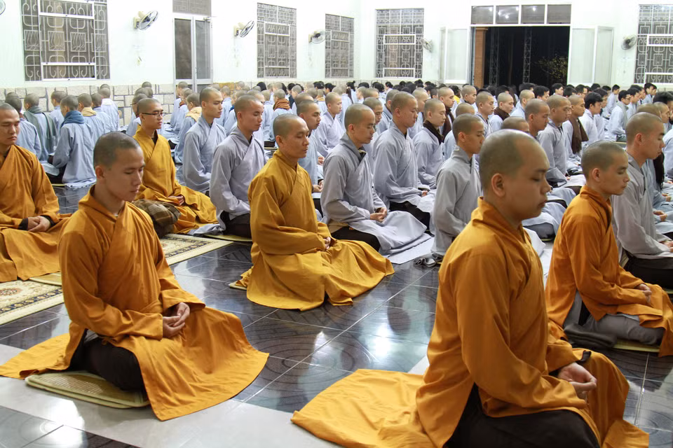Các tăng, ni cùng tọa thiền trong vòng 1 tiếng. (Ảnh: Xuân Mai/Vietnam+)