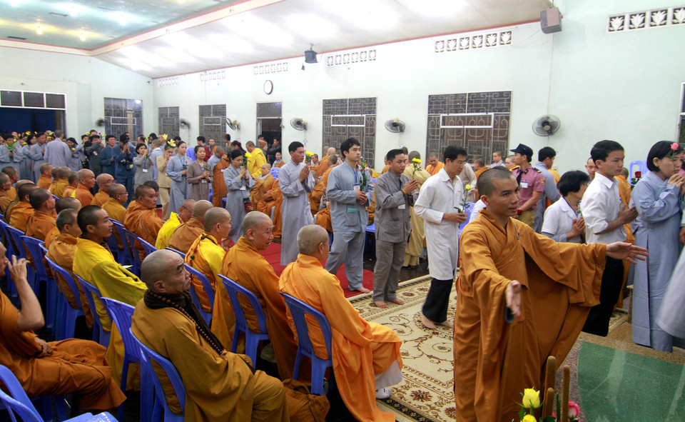 Cùng dâng hoa trước Đức Phật Thích Ca Mâu Ni. (Ảnh: Xuân Mai/Vietnam+)