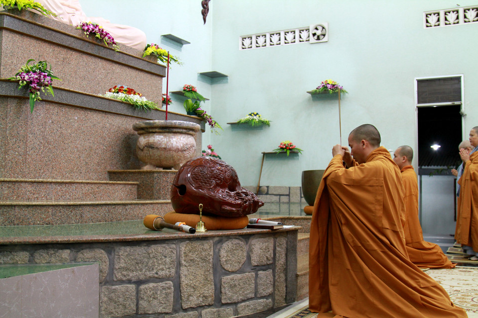 Phó trụ trì chùa Phật Quang, sư thầy Thích Tấn Khoan niệm hương. (Ảnh: Xuân Mai/Vietnam+)