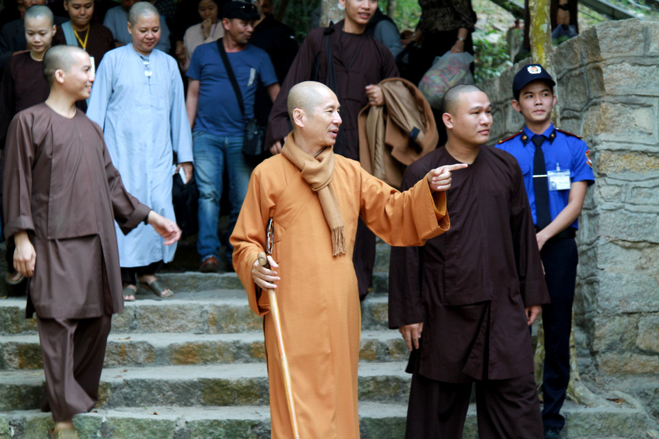 Thượng tọa Thích Chân Quang (ở giữa) là người giỏi cả cầm, kỳ, thi, họa. Thượng tọa chuyển (Ảnh: Xuân Mai/Vietnam+)