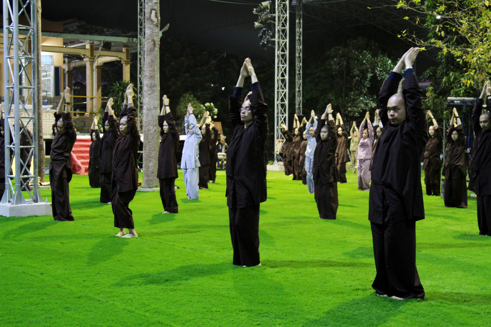 5 giờ 30 mỗi ngày, các tăng, ni cùng ra sân tập thể dục. (Ảnh: Xuân Mai/Vietnam+)