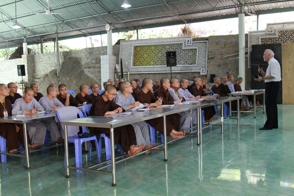 15 giờ các ngày thứ 3-5-7 là lịch học tiếng Anh của các tăng, ni... (Ảnh: Xuân Mai/Vietnam+)