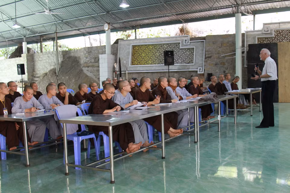 15 giờ các ngày thứ 3-5-7 là lịch học tiếng Anh của các tăng, ni... (Ảnh: Xuân Mai/Vietnam+)