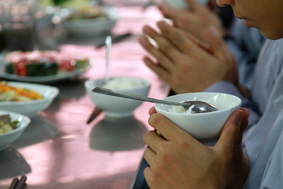 Một trong những quy định trong bữa ăn là gắp bằng đũa, ăn bằng thìa và không để thừa đồ ăn. (Ảnh: Xuân Mai/Vietnam+)