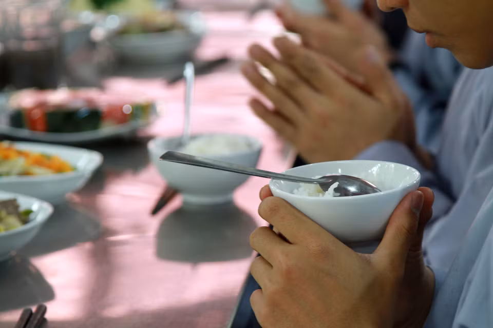 Một trong những quy định trong bữa ăn là gắp bằng đũa, ăn bằng thìa và không để thừa đồ ăn. (Ảnh: Xuân Mai/Vietnam+)