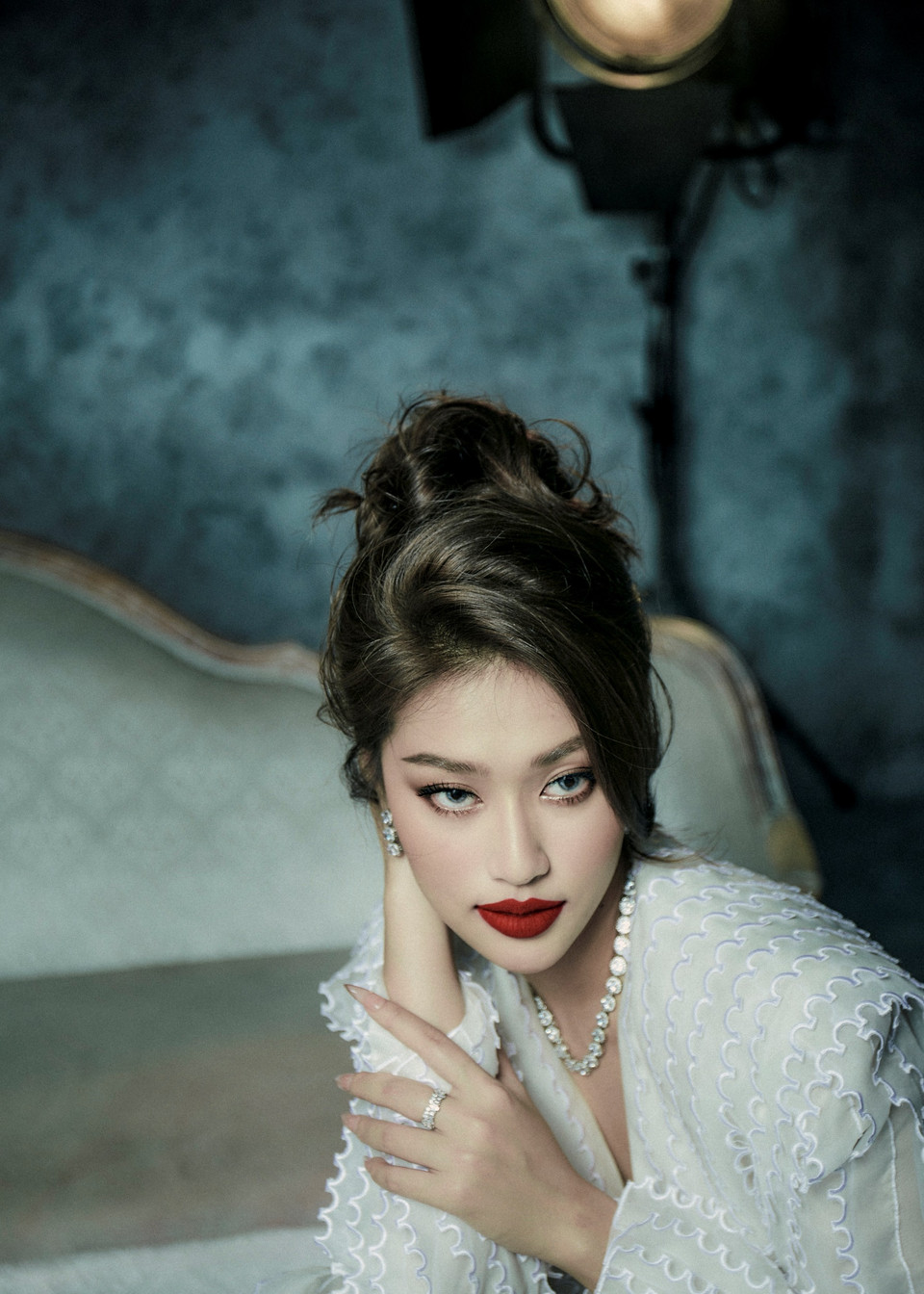 Sắc đỏ kiêu sa, sắc vàng rực rỡ, sắc trắng tao nhã và sắc đen huyền bí đã tạo nên sức cuốn hút của vẻ đẹp khó cưỡng qua từng trang phục. (Ảnh: CTV/Vietnam+)