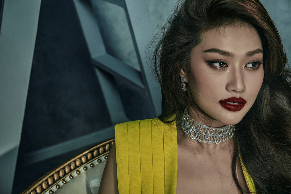 Bứt phá từ việc sử dụng gam màu ảnh đến gương mặt, thần thái và ánh mắt sắc sảo pha chút mộng mị, Thiên Ân xuất hiện đậm chất điện ảnh, cổ điển. (Ảnh: CTV/Vietnam+)