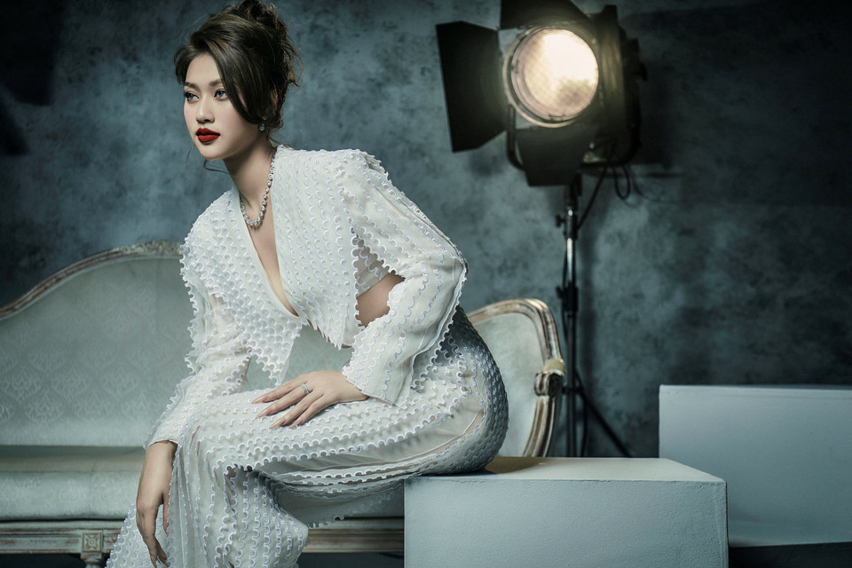 Các thiết kế của nhà thiết kế Công Trí đã khai thác triệt để vẻ đẹp gợi cảm của nàng hậu. (Ảnh: CTV/Vietnam+)