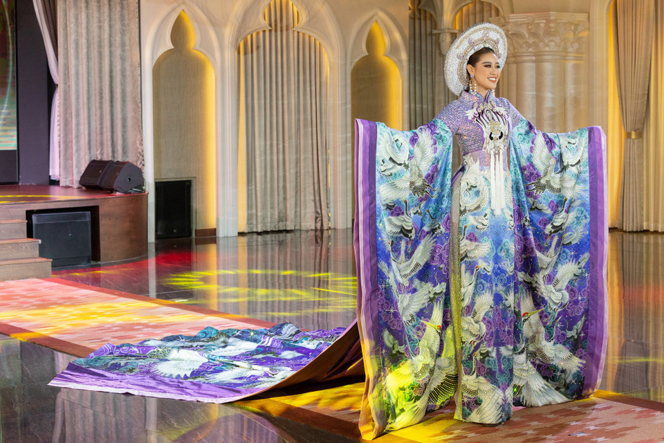 Đàn chị Võ Hoàng Yến cho rằng Khánh Vân nên tận dụng nụ cười, không nên cười từ đầu đến cuối mà cười ở điểm tạo dáng cuối đường băng, trong quá trình đi còn có phần theo kiểu người mẫu. (Ảnh: Thiên An/Vietnam+)