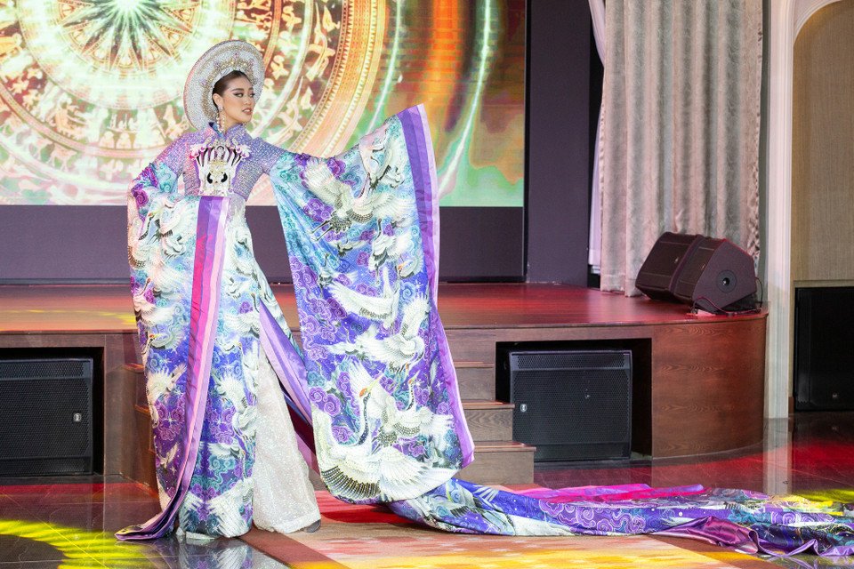 Đàn chị Vũ Thu Phương gợi ý Hoa hậu Khánh Vân khi khoác lên người bộ áo dài, phải thể hiện được sự kiêu hãnh, có như thế mới đủ đẹp. (Ảnh: Thiên An/Vietnam+)