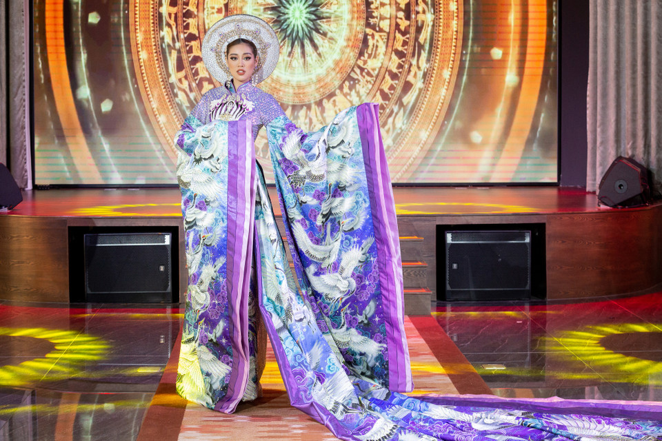 Vũ Thu Phương nhận thấy bộ trang phục không phù hợp với Khánh Vân, cô cần thoải mái và chú ý điều chỉnh vai, hông. (Ảnh: Thiên An/Vietnam+)