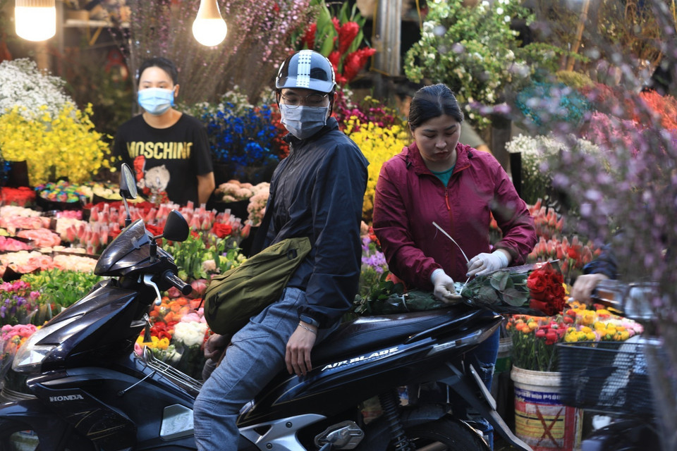 Người dân Thủ đô năm nay có xu hướng đến mua tại những chợ hoa lớn như chợ hoa Quảng An, nơi bán giá thành không cao, hợp túi tiền. (Ảnh: Thành Đạt/TTXVN)