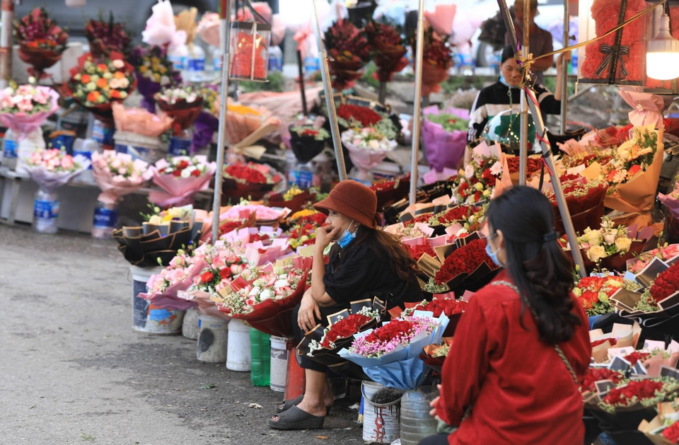 Cảnh tượng ế ẩm vắng khách tại các cửa hàng hoa năm nay. (Ảnh: Thành Đạt/TTXVN)