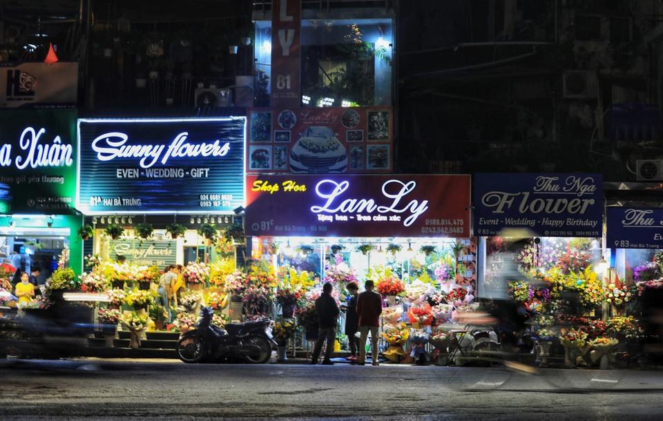 Sắp mùng 8/3 nhưng các cửa hàng hoa trên phố Hai Bà Trưng vẫn thưa thớt người mua. (Ảnh: Thành Đạt/TTXVN)