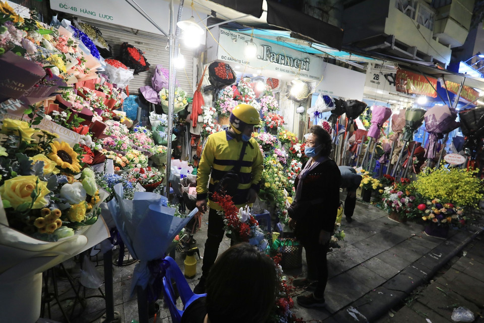 Tại một địa điểm bán hoa trên đường Hàng Lược, tình hình buôn bán cũng ế ẩm, khách hàng không đến tận nơi mua mà dùng dịch vụ ship hoa đến tận nhà. (Ảnh: Thành Đạt/TTXVN)