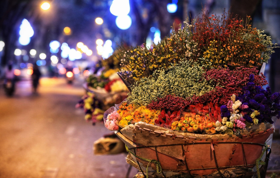 Trên phố Phan Đình Phùng, trời sắp tối nhưng còn rất nhiều hàng hoa vẫn ế ẩm vì không có người mua. (Ảnh: Thành Đạt/TTXVN)