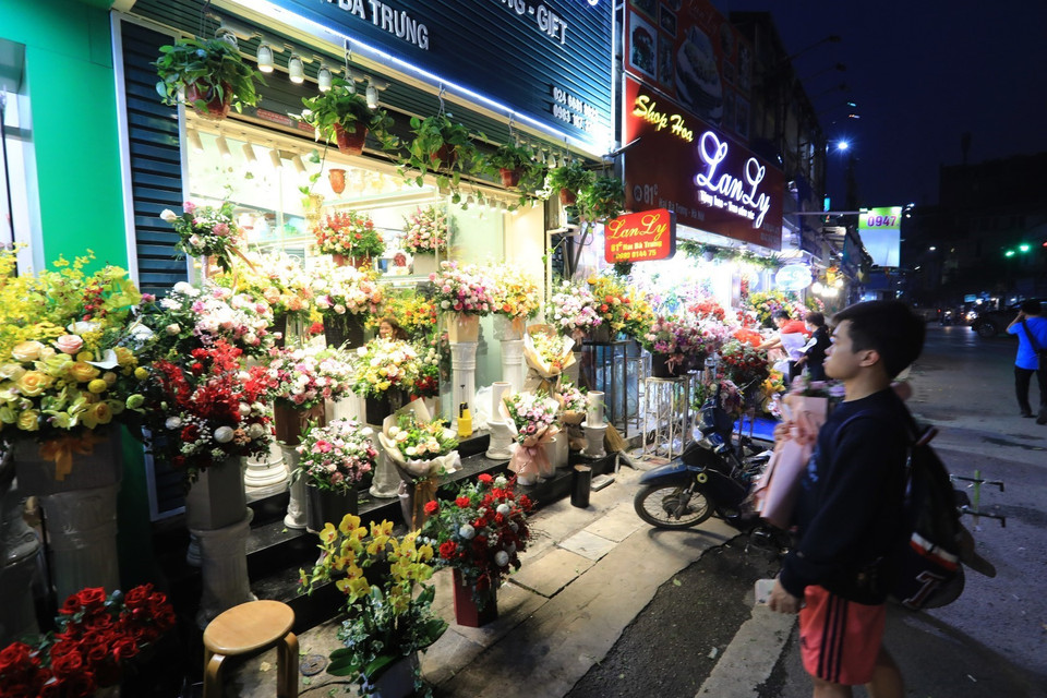 Ngày lễ 8/3 cận kề nhưng tại các shop bán hoa tươi, không khí trầm lắng hơn mọi năm do lượng khách hàng đến mua chỉ đếm trên đầu ngón tay. (Ảnh: Thành Đạt/TTXVN)
