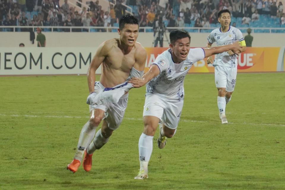 Tiền đạo của Hà Nội FC cởi áo ăn mừng cú đúp của riêng mình trong trận đấu. (Ảnh: Việt Anh/Vietnam+)