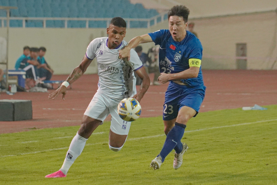 Với lợi thế sân nhà, Hà Nội FC cố gắng đẩy cao đội hình nhằm tìm kiếm bàn thắng sớm. (Ảnh: Việt Anh/Vietnam+)