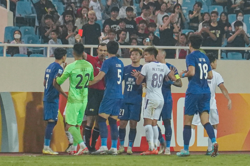 Bước ngoặt của trận đấu đến chỉ 4 phút sau đó khi cầu thủ mang áo số 7 của đội khách bị truất quyền thi đấu. (Ảnh: Việt Anh/Vietnam+)