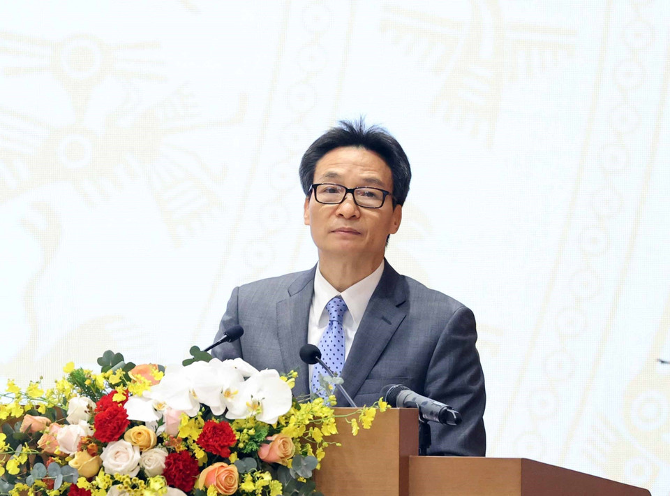 Phó Thủ tướng Vũ Đức Đam giới thiệu Dự thảo Nghị quyết của Chính phủ về nhiệm vụ, giải pháp chủ yếu cải thiện môi trường kinh doanh, nâng cao năng lực cạnh tranh quốc gia năm 2021. (Ảnh: Thống Nhất/TTXVN)