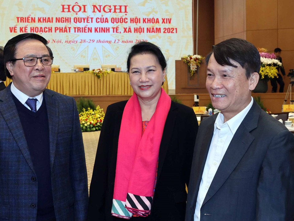 Chủ tịch Quốc hội Nguyễn Thị Kim Ngân, Trưởng Ban Đối ngoại Trung ương Hoàng Bình Quân và Tổng Giám đốc Thông tấn xã Việt Nam Nguyễn Đức Lợi tại Hội nghị. (Ảnh: Thống Nhất/TTXVN)