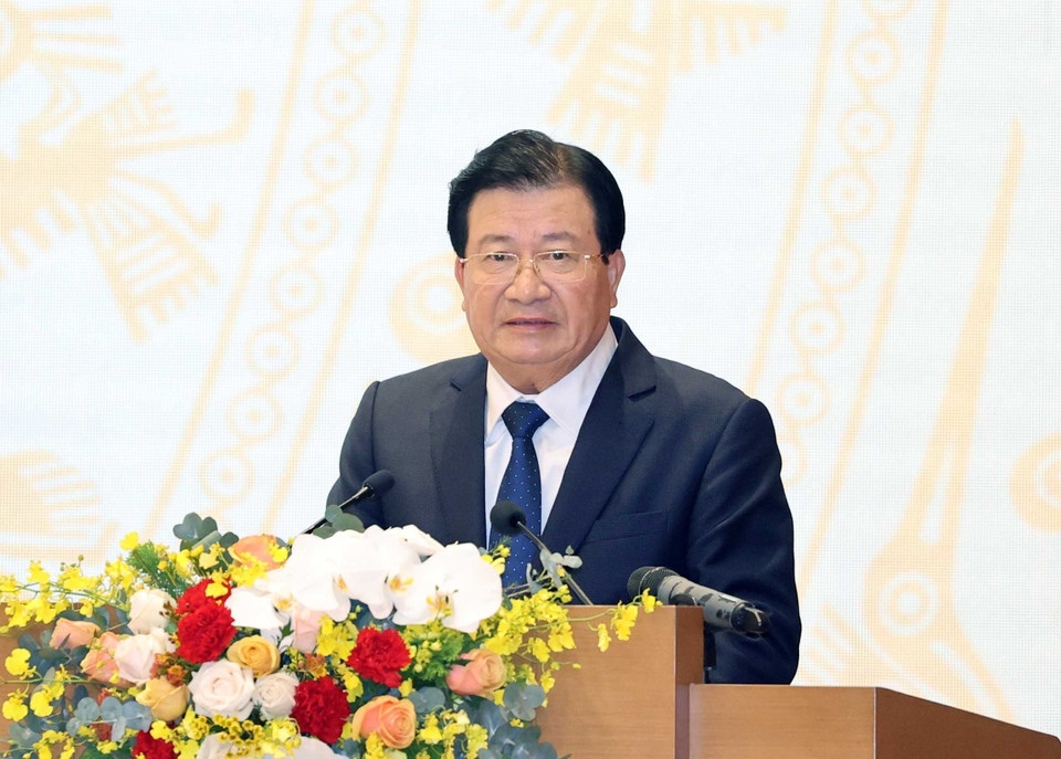 Phó Thủ tướng Trịnh Đình Dũng giới thiệu Dự thảo Nghị quyết của Chính phủ về nhiệm vụ, giải pháp chủ yếu, chỉ đạo, điều hành kế hoạch phát triển kinh tế-xã hội và ngân sách nhà nước năm 2021. (Ảnh: Thống Nhất/TTXVN)