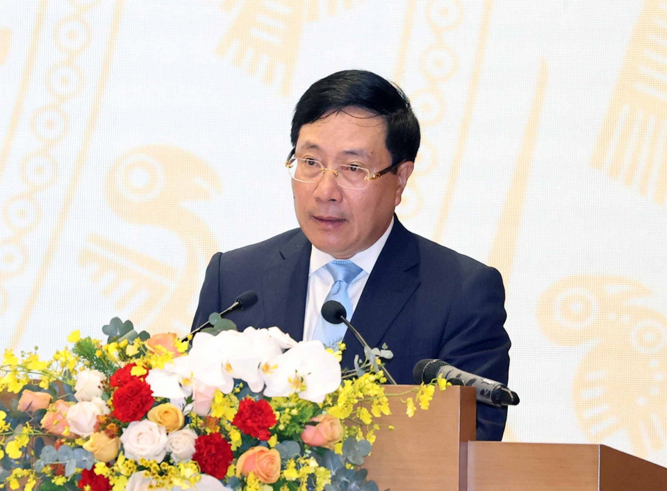 Phó Thủ tướng Phạm Bình Minh trình bày Báo cáo tóm tắt kiểm điểm công tác chỉ đạo, điều hành của Chính phủ năm 2020 và 5 năm 2016-2020. (Ảnh: Thống Nhất/TTXVN)