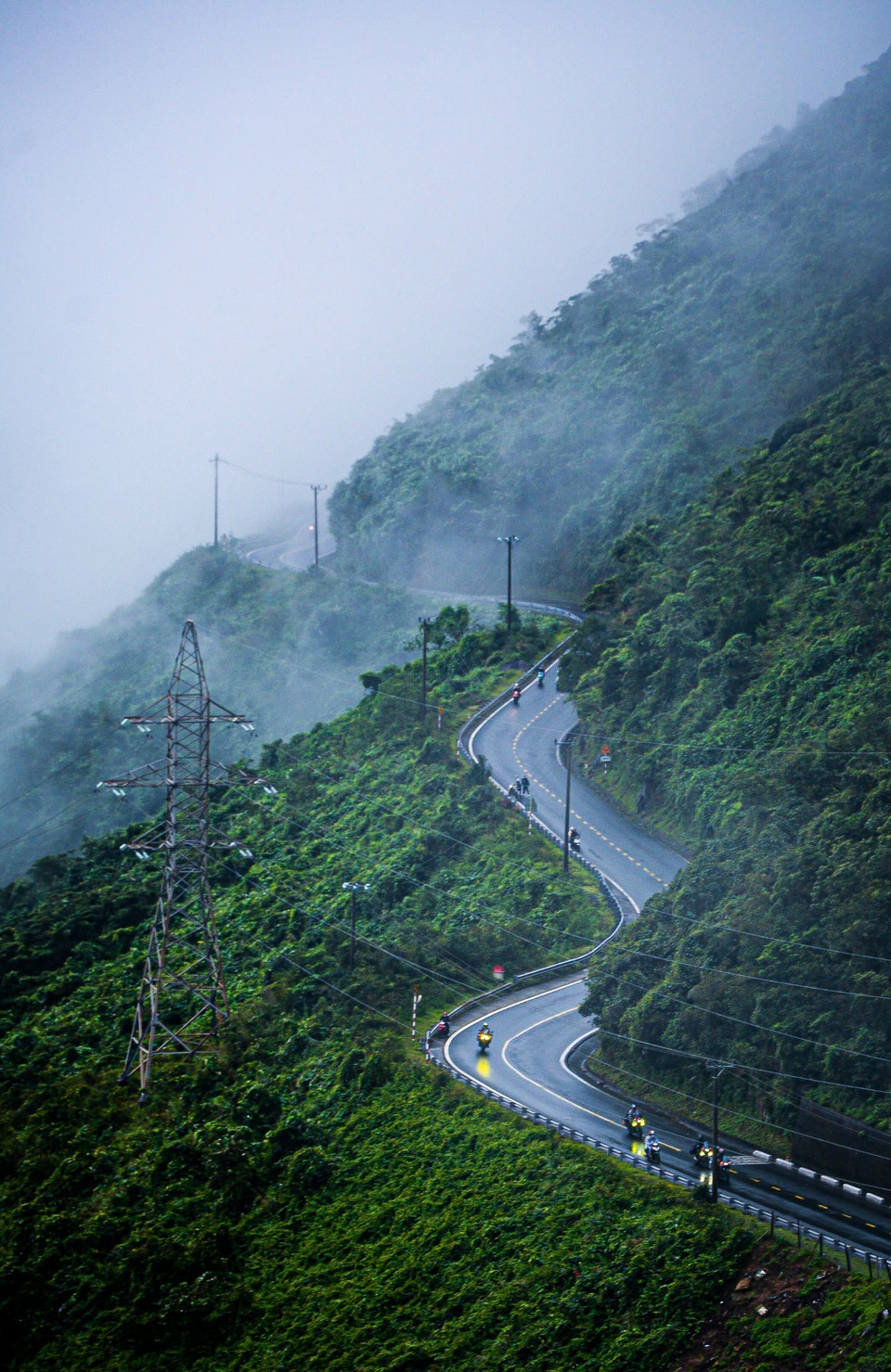 Khúc cua uốn lượn, kỳ vĩ của đèo Hải Vân. (Ảnh: Văn Dũng/TTXVN)