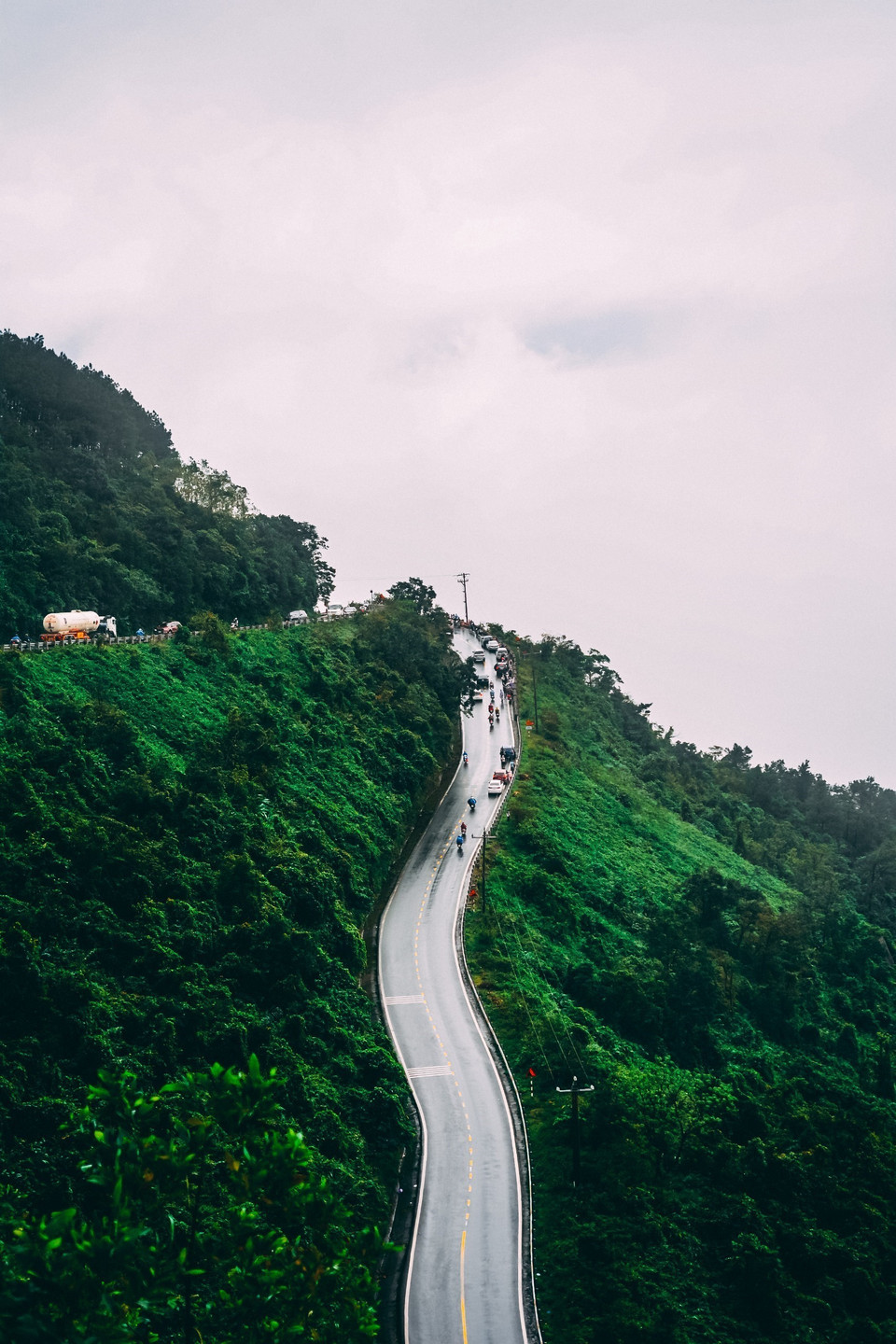 Đèo Hải Vân có những đoạn đường dốc cao, thách thức sự chinh phục của những tính đồ đam mê xê dịch. (Ảnh: Văn Dũng/TTXVN)