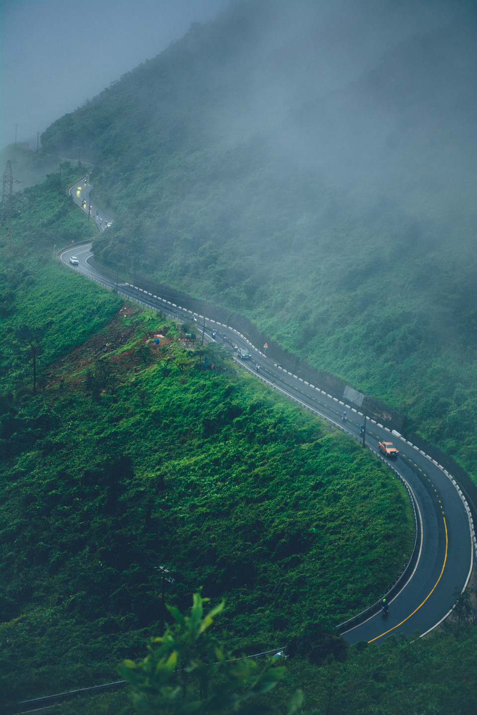 Khúc cua uốn lượn của đèo Hải Vân. (Ảnh: Văn Dũng/TTXVN)