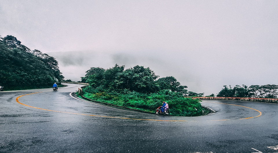 Khúc cua vòng cung trên đèo Hải Vân. (Ảnh: Văn Dũng/TTXVN)