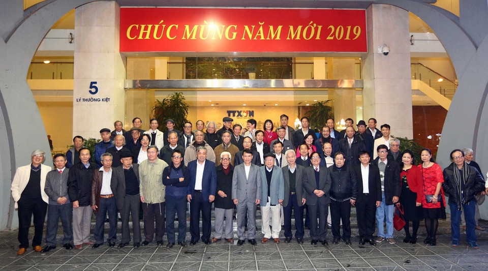 Tổng Giám đốc Thông tấn xã Việt Nam Nguyễn Đức Lợi và các đại biểu chụp ảnh lưu niệm. (Ảnh: Danh Lam/TTXVN)