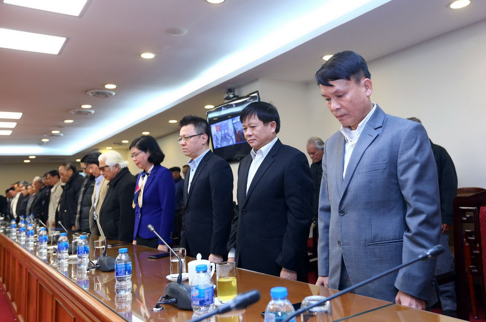 Các đại biểu mặc niệm những liệt sỹ đã hy sinh tại Campuchia. (Ảnh: Danh Lam/TTXVN)